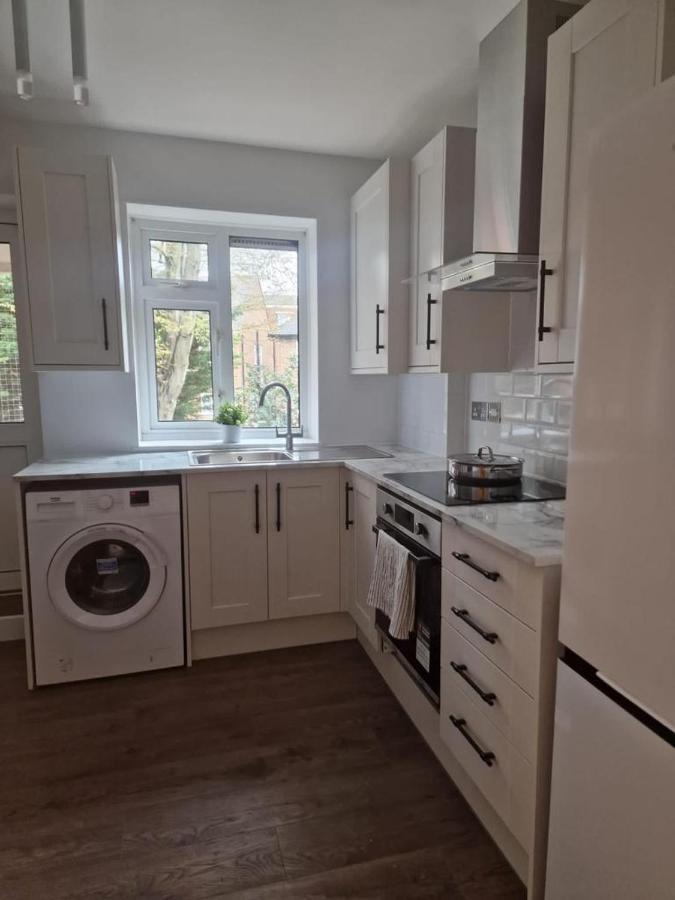 Ozan's Flat Double Bedroom-1, Sharing Kitchen And Bath * Londen